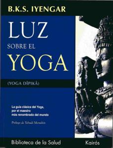 Luz sobre el Yoga es el libro que por primera vez llevó el Yoga al gran público occidental. Desde su aparición, se ha convertido en un clásico y su autor ha sido reconocido como el maestro de Yoga más internacionalmente respetado y querido. Gracias a Luz sobre el Yoga decenas de miles de personas han aprendido a hacer del Yoga una parte esencial de su vida cotidiana. Esta edición completa de gran formato ha sido especialmente concebida para un uso más sencillo. Sin duda, seguirá siendo la guía esencial para toda persona interesada en el Yoga, desde el principiante hasta el practicante de nivel más avanzado.