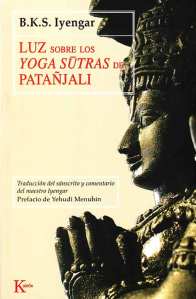 La filosofía del yoga fue descrita por primera vez en los Yoga-sūtras, una recopilación de aforismos transmitida hace más de dos mil años por el sabio indio Patañjali. Estos sūtras constituyen el primer estudio de la psique humana, y siguen siendo su exposición más profunda e iluminadora. En ellos Patañjali aborda el enigma de la existencia humana y muestra cómo, a través de la práctica del yoga, podemos autotransformarnos, controlar la mente y las emociones, superar los obstáculos de nuestra evolución espiritual y alcanzar la meta del yoga: kaivalya, la liberación del apego a los deseos y acciones mundanas, y la unión con lo divino. Esta edición única contiene una nueva traducción de los sūtras y también un comentario a cargo del más importante maestro de yoga del mundo, B.K.S. Iyengar, que ha enriquecido el texto con su propia sabiduría y experiencia en la práctica del yoga. El resultado es un libro útil y accesible, de inmenso valor tanto para estudiantes de la filosofía ínidca como para los practicantes de yoga.