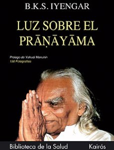 La esencia del conocimiento de las asanas ya ha sido presentada por el autor en su obra clásica La luz del Yoga. Ahora su madurez y refinamiento en el pranayama se plasman en este libro. El programa dura 200 semanas y se requiere entre 15 y 30 minutos diarios. El lector también dispone de un glosario de términos de más de 30 páginas así como un índice. Las 190 fotografías del libro muestran el cuidado meticuloso que se ha tenido en su preparación, e ilustran las formas de cómo se deben utilizar los ejercicios. En resumen, recomendamos entusiásticamente este libro a todos los interesados en la respiración yóguica.